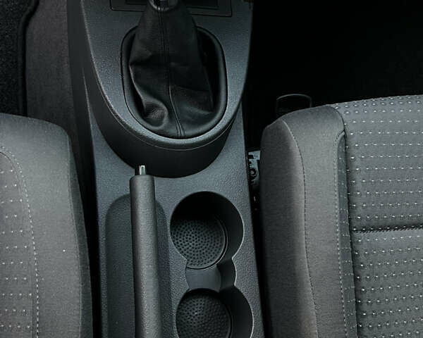 Черный Фольксваген Туран, объемом двигателя 1.6 л и пробегом 229 тыс. км за 6450 $, фото 46 на Automoto.ua