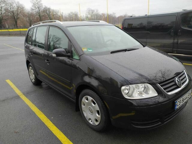 Черный Фольксваген Туран, объемом двигателя 1.6 л и пробегом 320 тыс. км за 5400 $, фото 2 на Automoto.ua