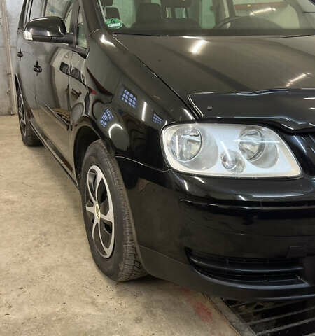 Черный Фольксваген Туран, объемом двигателя 1.9 л и пробегом 419 тыс. км за 5900 $, фото 6 на Automoto.ua