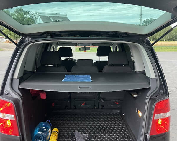 Черный Фольксваген Туран, объемом двигателя 1.9 л и пробегом 284 тыс. км за 6500 $, фото 7 на Automoto.ua