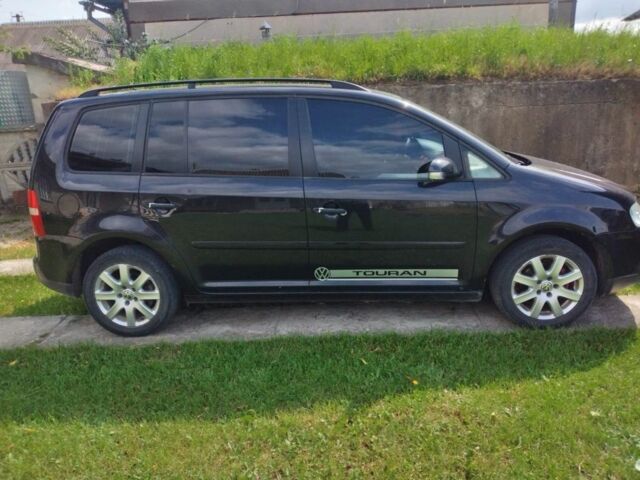 Черный Фольксваген Туран, объемом двигателя 1.6 л и пробегом 380 тыс. км за 5100 $, фото 7 на Automoto.ua