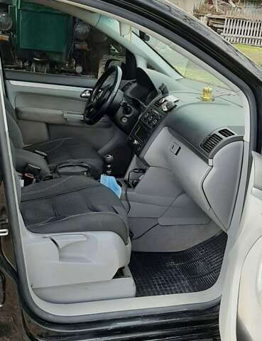 Черный Фольксваген Туран, объемом двигателя 1.9 л и пробегом 280 тыс. км за 6500 $, фото 5 на Automoto.ua