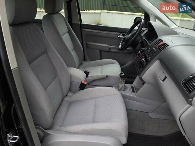 Черный Фольксваген Туран, объемом двигателя 1.6 л и пробегом 219 тыс. км за 5399 $, фото 34 на Automoto.ua