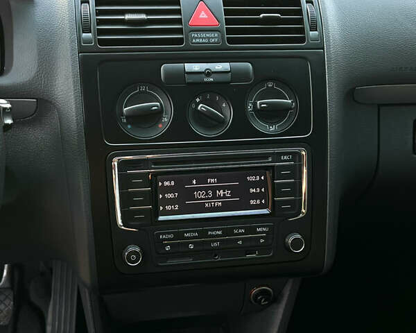 Черный Фольксваген Туран, объемом двигателя 1.6 л и пробегом 229 тыс. км за 6450 $, фото 45 на Automoto.ua