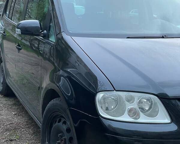 Черный Фольксваген Туран, объемом двигателя 1.97 л и пробегом 243 тыс. км за 6400 $, фото 4 на Automoto.ua