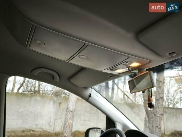 Черный Фольксваген Туран, объемом двигателя 2 л и пробегом 321 тыс. км за 5500 $, фото 26 на Automoto.ua