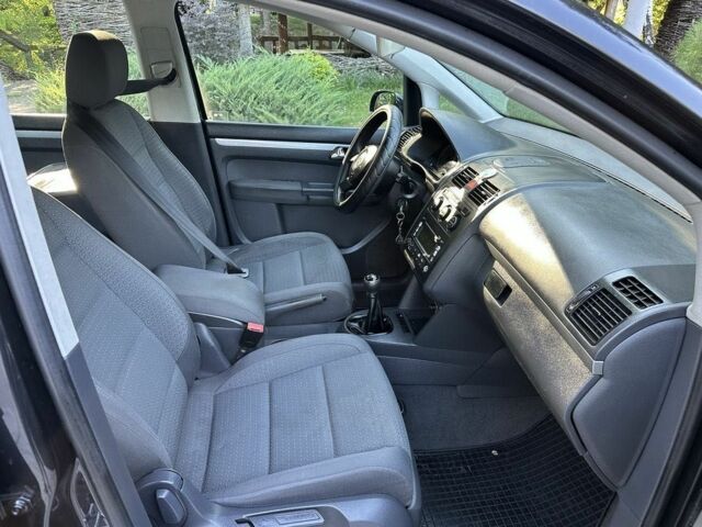 Черный Фольксваген Туран, объемом двигателя 1.9 л и пробегом 333 тыс. км за 142000 $, фото 6 на Automoto.ua