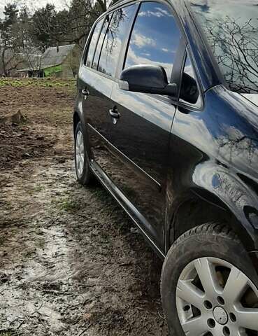 Черный Фольксваген Туран, объемом двигателя 1.9 л и пробегом 280 тыс. км за 6500 $, фото 1 на Automoto.ua