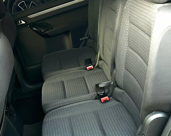 Черный Фольксваген Туран, объемом двигателя 1.6 л и пробегом 229 тыс. км за 6450 $, фото 39 на Automoto.ua