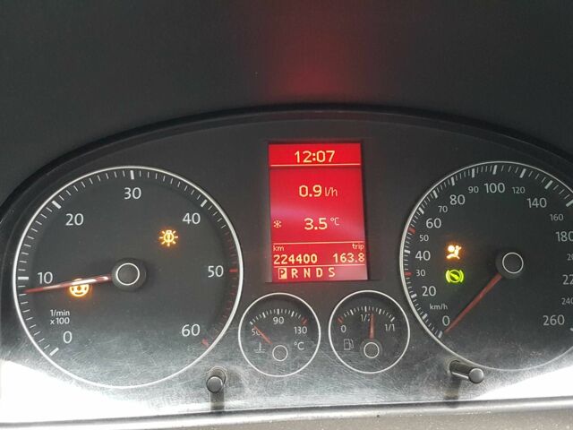 Черный Фольксваген Туран, объемом двигателя 2 л и пробегом 224 тыс. км за 4500 $, фото 1 на Automoto.ua