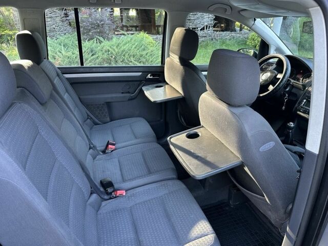 Черный Фольксваген Туран, объемом двигателя 1.9 л и пробегом 333 тыс. км за 142000 $, фото 5 на Automoto.ua