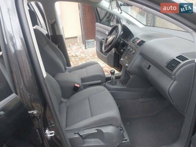 Черный Фольксваген Туран, объемом двигателя 1.6 л и пробегом 277 тыс. км за 6200 $, фото 2 на Automoto.ua