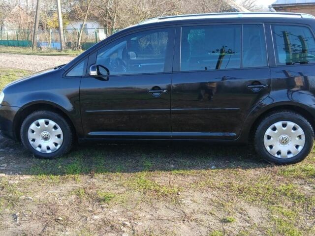 Черный Фольксваген Туран, объемом двигателя 2 л и пробегом 290 тыс. км за 6000 $, фото 1 на Automoto.ua