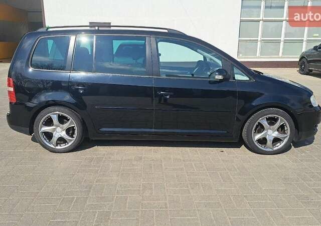 Черный Фольксваген Туран, объемом двигателя 1.97 л и пробегом 243 тыс. км за 6400 $, фото 2 на Automoto.ua