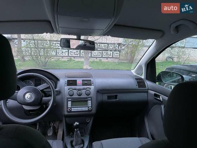 Черный Фольксваген Туран, объемом двигателя 1.97 л и пробегом 243 тыс. км за 6400 $, фото 9 на Automoto.ua