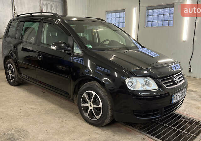 Черный Фольксваген Туран, объемом двигателя 1.9 л и пробегом 419 тыс. км за 5900 $, фото 1 на Automoto.ua