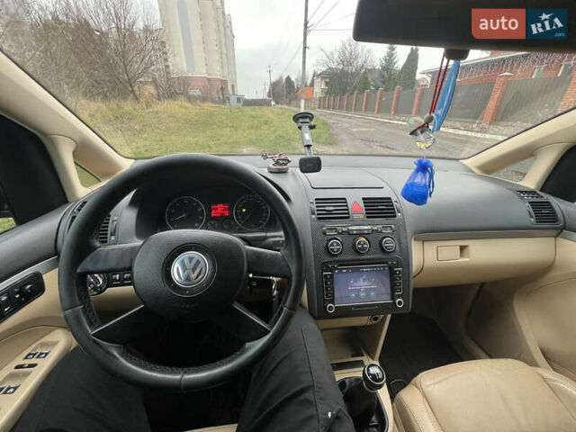 Черный Фольксваген Туран, объемом двигателя 1.6 л и пробегом 287 тыс. км за 4800 $, фото 1 на Automoto.ua