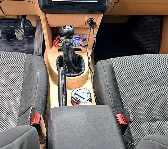 Черный Фольксваген Туран, объемом двигателя 1.9 л и пробегом 385 тыс. км за 5800 $, фото 7 на Automoto.ua