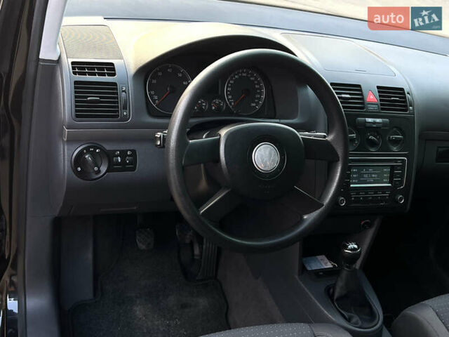 Черный Фольксваген Туран, объемом двигателя 1.6 л и пробегом 229 тыс. км за 6450 $, фото 44 на Automoto.ua