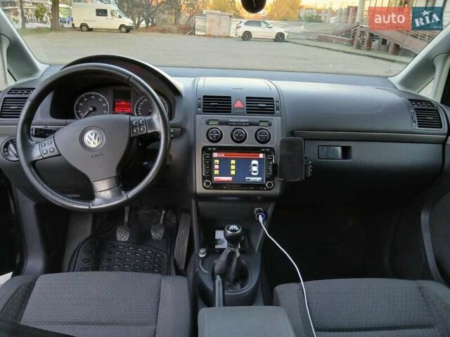 Чорний Фольксваген Туран, об'ємом двигуна 1.6 л та пробігом 279 тис. км за 4400 $, фото 15 на Automoto.ua
