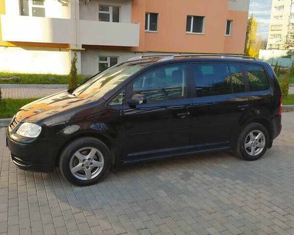 Черный Фольксваген Туран, объемом двигателя 1.6 л и пробегом 283 тыс. км за 5200 $, фото 16 на Automoto.ua