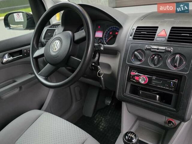 Черный Фольксваген Туран, объемом двигателя 1.6 л и пробегом 219 тыс. км за 5399 $, фото 35 на Automoto.ua