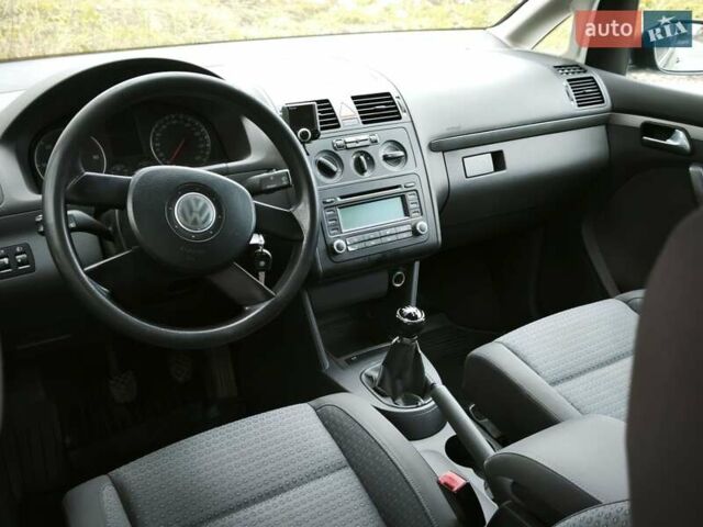 Черный Фольксваген Туран, объемом двигателя 2 л и пробегом 321 тыс. км за 5500 $, фото 38 на Automoto.ua