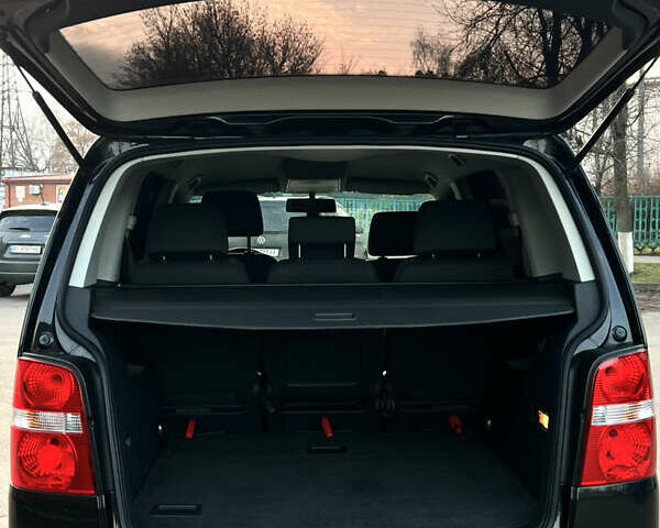 Черный Фольксваген Туран, объемом двигателя 1.6 л и пробегом 229 тыс. км за 6450 $, фото 36 на Automoto.ua