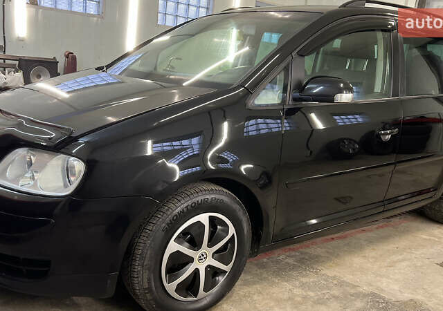 Черный Фольксваген Туран, объемом двигателя 1.9 л и пробегом 419 тыс. км за 5900 $, фото 12 на Automoto.ua