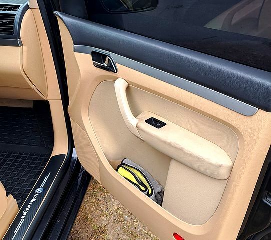 Черный Фольксваген Туран, объемом двигателя 1.9 л и пробегом 385 тыс. км за 5800 $, фото 3 на Automoto.ua