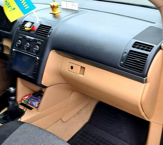 Черный Фольксваген Туран, объемом двигателя 1.9 л и пробегом 385 тыс. км за 5800 $, фото 4 на Automoto.ua