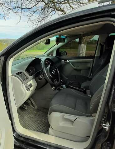 Черный Фольксваген Туран, объемом двигателя 1.9 л и пробегом 280 тыс. км за 6500 $, фото 4 на Automoto.ua