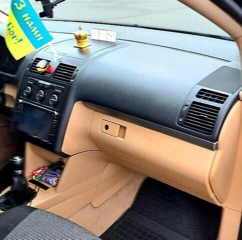 Черный Фольксваген Туран, объемом двигателя 1.9 л и пробегом 385 тыс. км за 5800 $, фото 3 на Automoto.ua