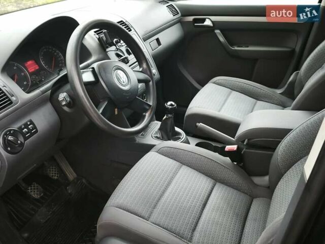 Черный Фольксваген Туран, объемом двигателя 2 л и пробегом 321 тыс. км за 5500 $, фото 18 на Automoto.ua