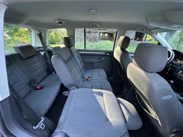 Черный Фольксваген Туран, объемом двигателя 1.9 л и пробегом 333 тыс. км за 142000 $, фото 4 на Automoto.ua