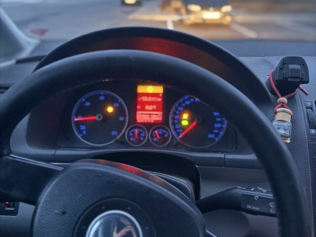 Черный Фольксваген Туран, объемом двигателя 2 л и пробегом 377 тыс. км за 2500 $, фото 12 на Automoto.ua