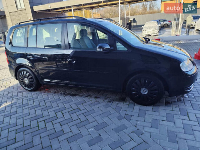 Черный Фольксваген Туран, объемом двигателя 1.6 л и пробегом 219 тыс. км за 5850 $, фото 5 на Automoto.ua