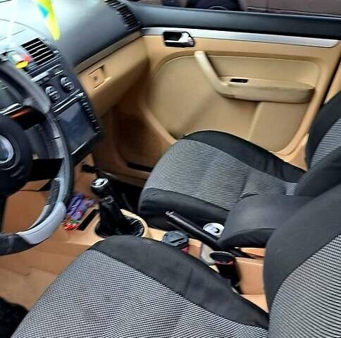 Черный Фольксваген Туран, объемом двигателя 1.9 л и пробегом 385 тыс. км за 5800 $, фото 4 на Automoto.ua