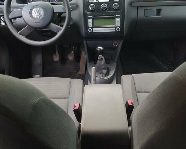 Черный Фольксваген Туран, объемом двигателя 1.6 л и пробегом 283 тыс. км за 5200 $, фото 21 на Automoto.ua