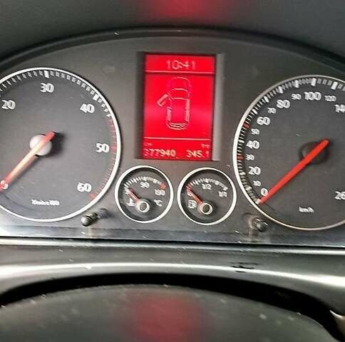 Черный Фольксваген Туран, объемом двигателя 1.9 л и пробегом 385 тыс. км за 5800 $, фото 9 на Automoto.ua