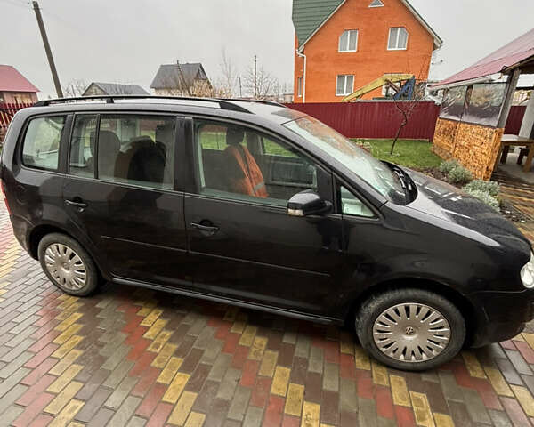 Черный Фольксваген Туран, объемом двигателя 1.97 л и пробегом 316 тыс. км за 5700 $, фото 2 на Automoto.ua