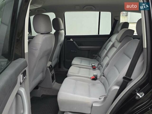 Черный Фольксваген Туран, объемом двигателя 1.6 л и пробегом 219 тыс. км за 5399 $, фото 26 на Automoto.ua