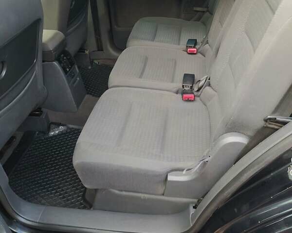 Черный Фольксваген Туран, объемом двигателя 1.6 л и пробегом 283 тыс. км за 5200 $, фото 26 на Automoto.ua