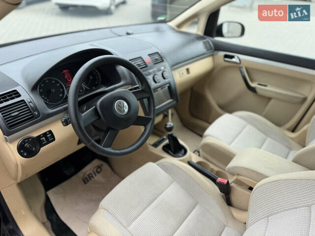 Черный Фольксваген Туран, объемом двигателя 1.98 л и пробегом 188 тыс. км за 4600 $, фото 22 на Automoto.ua