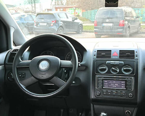 Черный Фольксваген Туран, объемом двигателя 1.6 л и пробегом 229 тыс. км за 6450 $, фото 49 на Automoto.ua