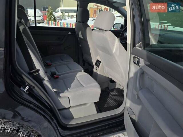 Черный Фольксваген Туран, объемом двигателя 1.6 л и пробегом 221 тыс. км за 5350 $, фото 32 на Automoto.ua