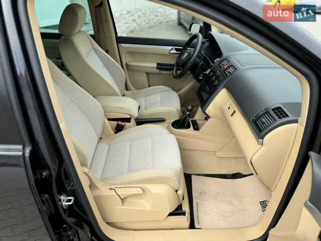 Черный Фольксваген Туран, объемом двигателя 1.98 л и пробегом 188 тыс. км за 4600 $, фото 27 на Automoto.ua