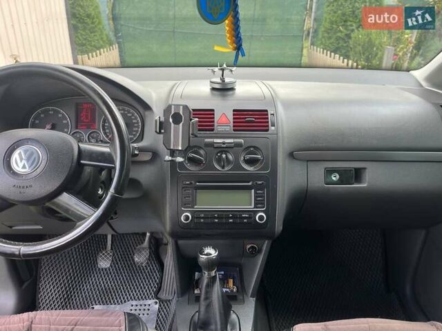 Чорний Фольксваген Туран, об'ємом двигуна 1.6 л та пробігом 216 тис. км за 6500 $, фото 3 на Automoto.ua