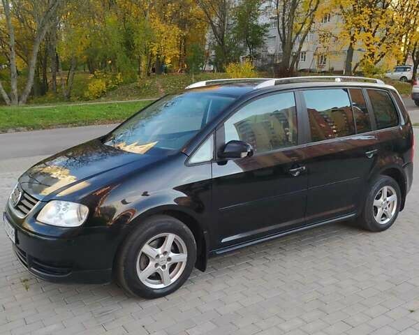 Черный Фольксваген Туран, объемом двигателя 1.6 л и пробегом 283 тыс. км за 5200 $, фото 1 на Automoto.ua