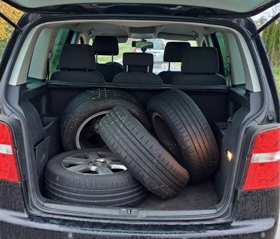 Черный Фольксваген Туран, объемом двигателя 1.6 л и пробегом 205 тыс. км за 5650 $, фото 4 на Automoto.ua